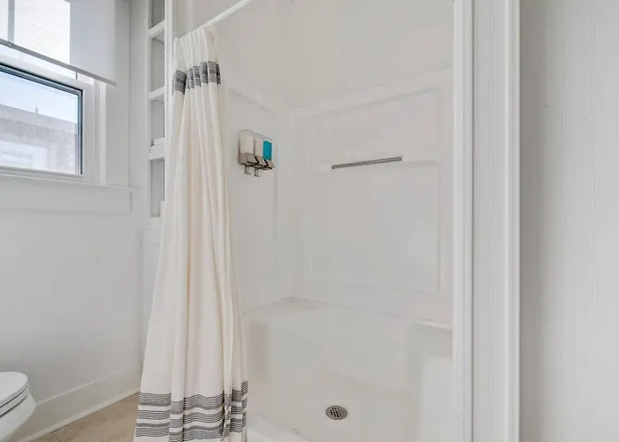 The Blue House -historic-updated-walkable *