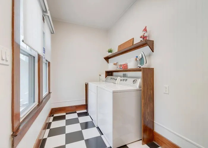 The Blue House -historic-updated-walkable *